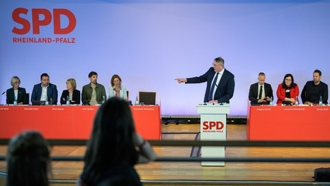 Alexander Schweitzer (SPD) will heute die künftigen SPD-Ministerinnen und -Minister der neuen Landesregierung verkünden (Archivbild vom Landesparteitag)