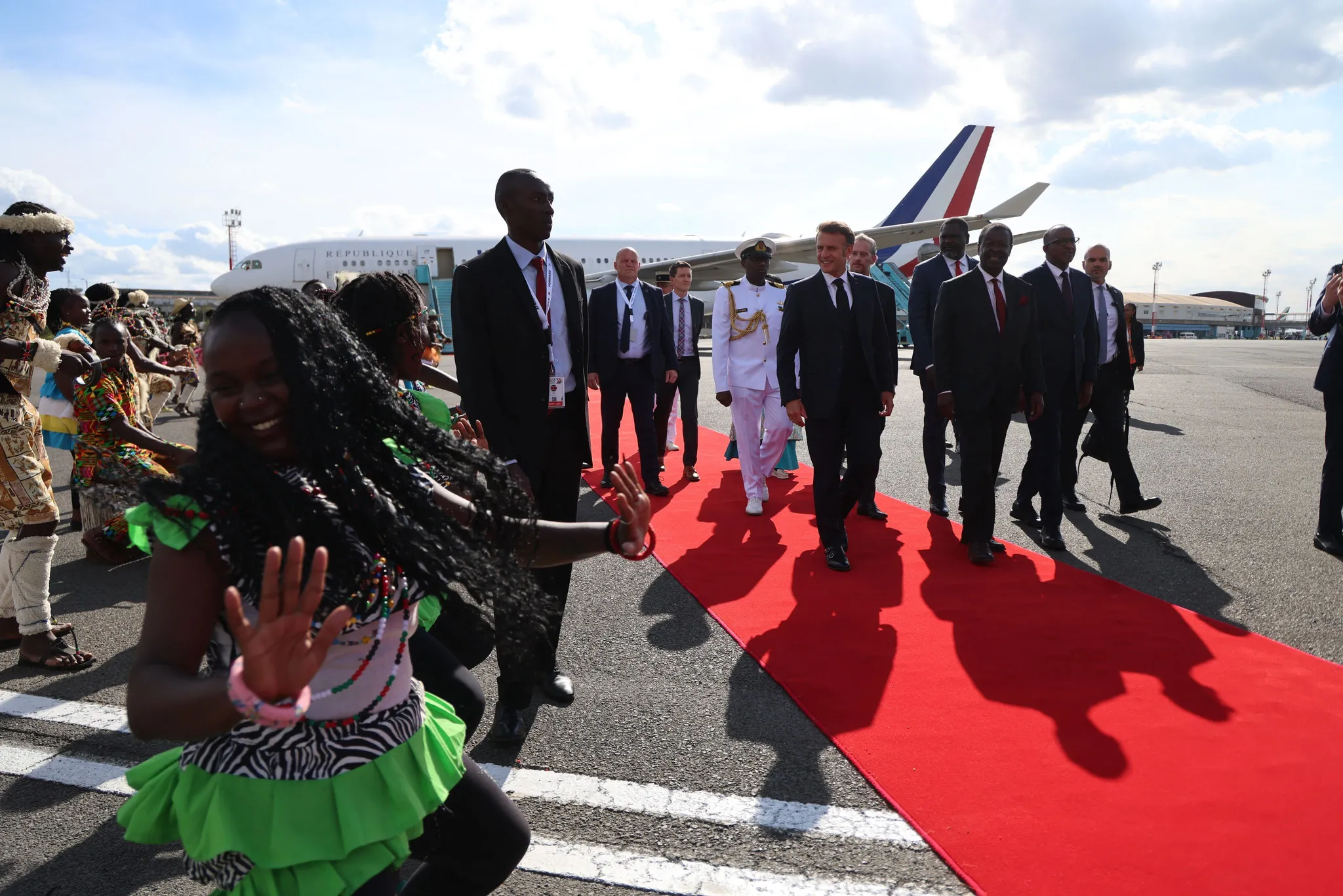 Emmanuel Macron assiste à un spectacle de danses traditionnelles à son arrivée à Nairobi, le 10 mai 2026, en marge du sommet Africa Forward