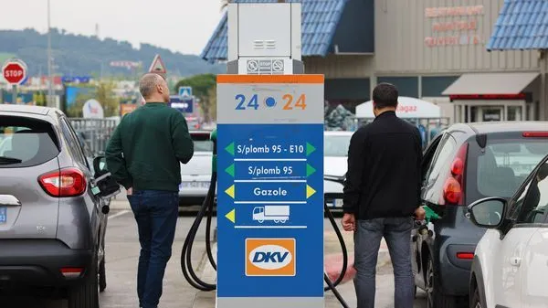 Face à des carburants toujours chers, le gouvernement envisage d’élargir la prime Macron pour aider les salariés à faire face à leurs dépenses, (photo d'illustration, le 12 avril 2026).

