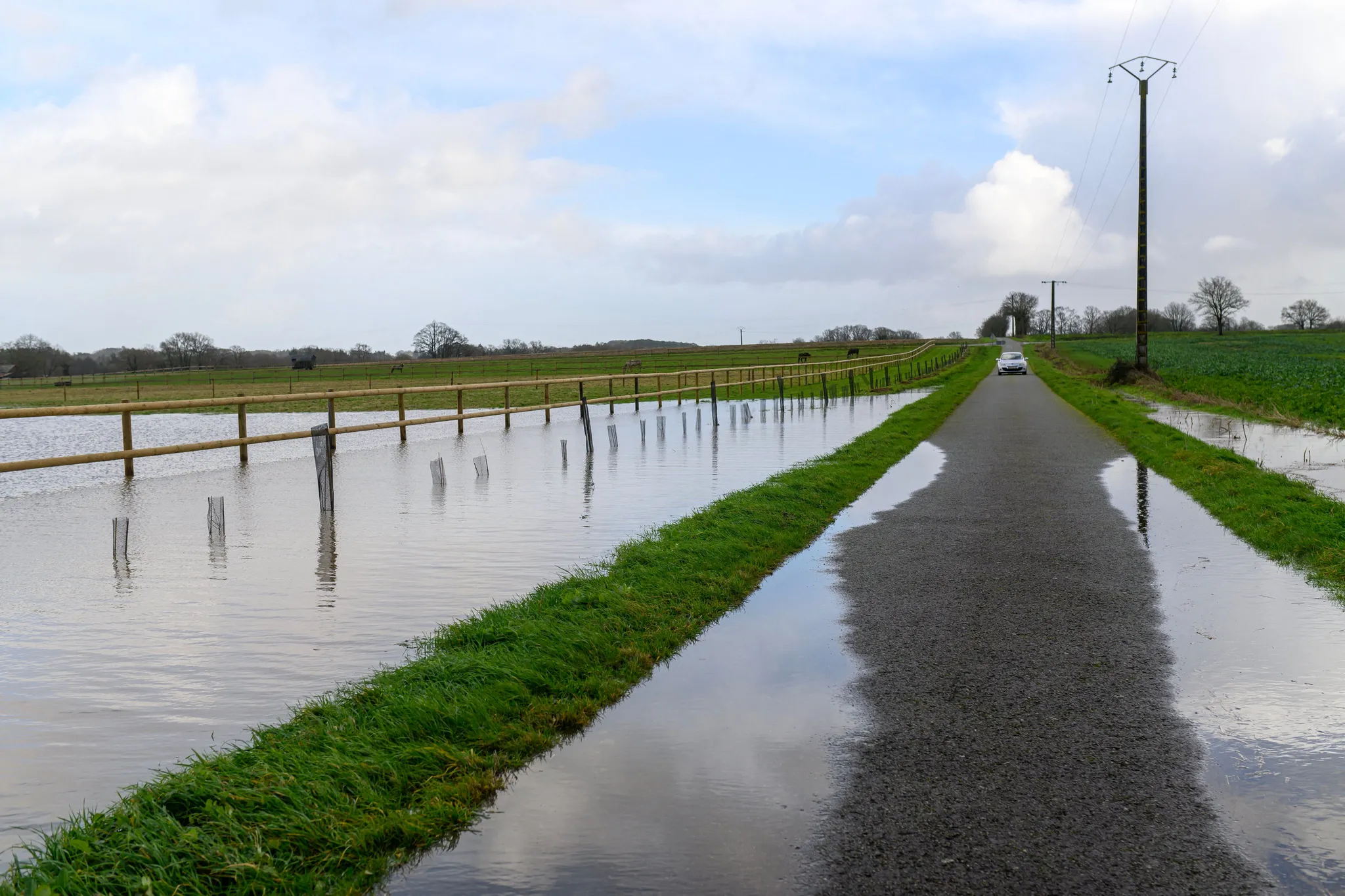 Les cours d'eau ont débordé dans plusieurs secteurs en Loire-Atlantique, placée en vigilance rouge aux crues depuis le 19 février.
